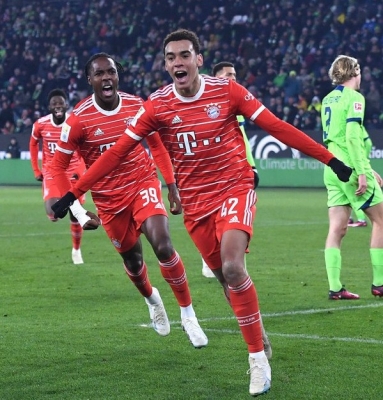 Bayern beat Wolfsburg to defend lead in Bundesliga