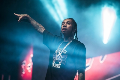 Crowd does ‘Macarena as Tyga gives Taste of Ice Cream Man at Vh1 Supersonic