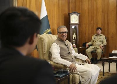 Pak ministers warn Alvi not to turn President House into blackmailing den