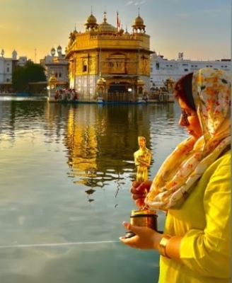 Guneet Monga visits Amritsar’s Golden Temple with her Oscar trophy