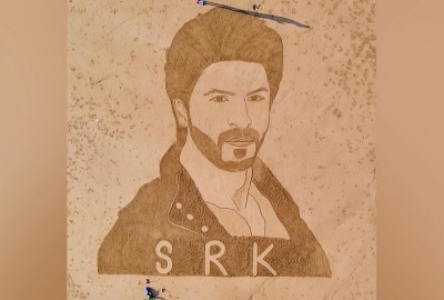 Sand artists draw stunning portrait of SRK in Pakistan’s Gadani Beach