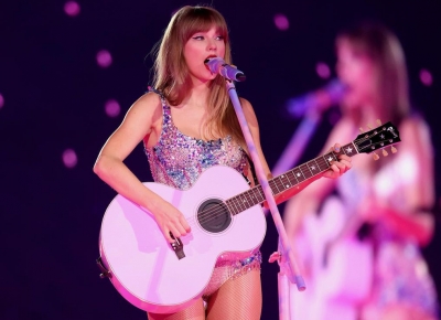 Taylor Swift makes little girl’s day, signs letter from her during concert
