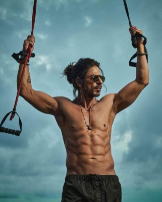 SRK flaunts his biceps to announce ‘Pathaan’ OTT premiere
