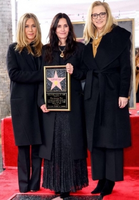 Courteney Cox reunites with ‘Friends’ co-stars Jennifer Aniston, Lisa Kudrow