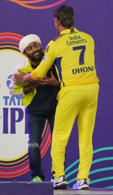 When legends meet: Arijit Singh touches Dhoni’s feet at IPL opening ceremony